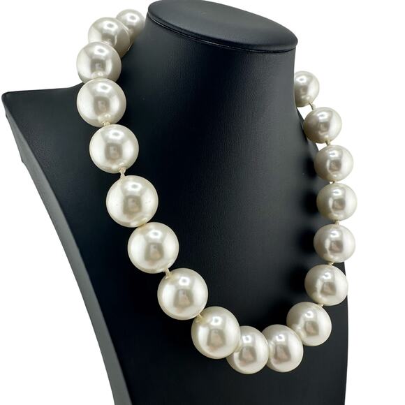 Kenneth Jay Lane Vintage Large Faux Pearl Hand Knotted Gold Tone 18" Necklace - Picture 2 of 6